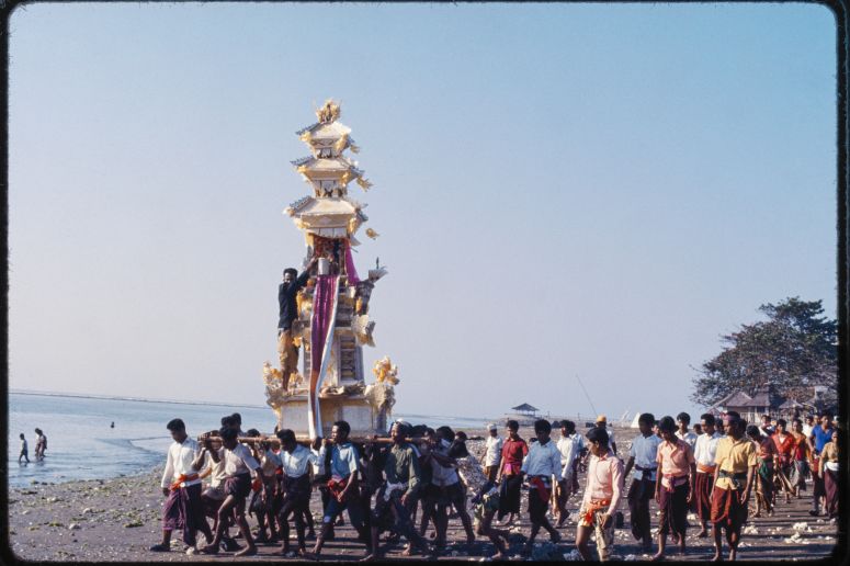 0609 WeginsJenseits KremationsturmBali1